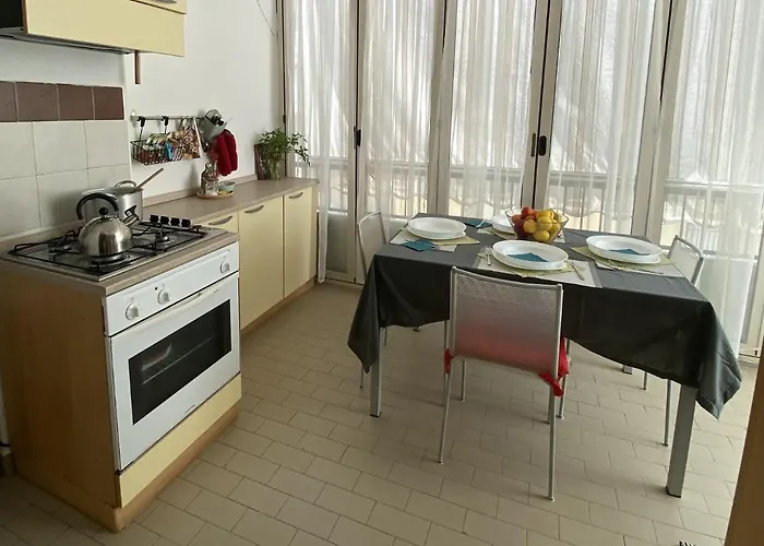 Dolce Alba: 2 Bedroom 8min Walk From The Appartement *